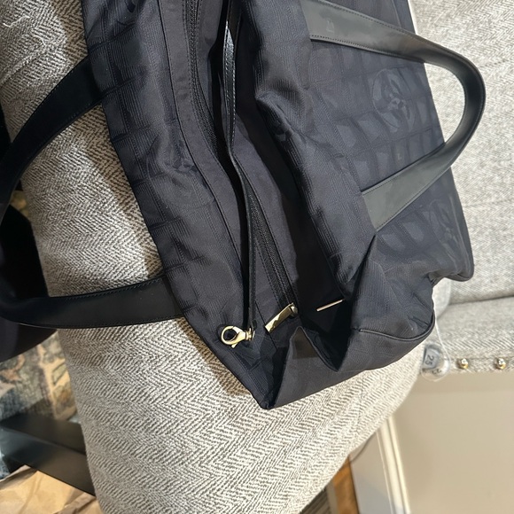 CHANEL Elegant Black Tote Bag - Picture 14 of 15